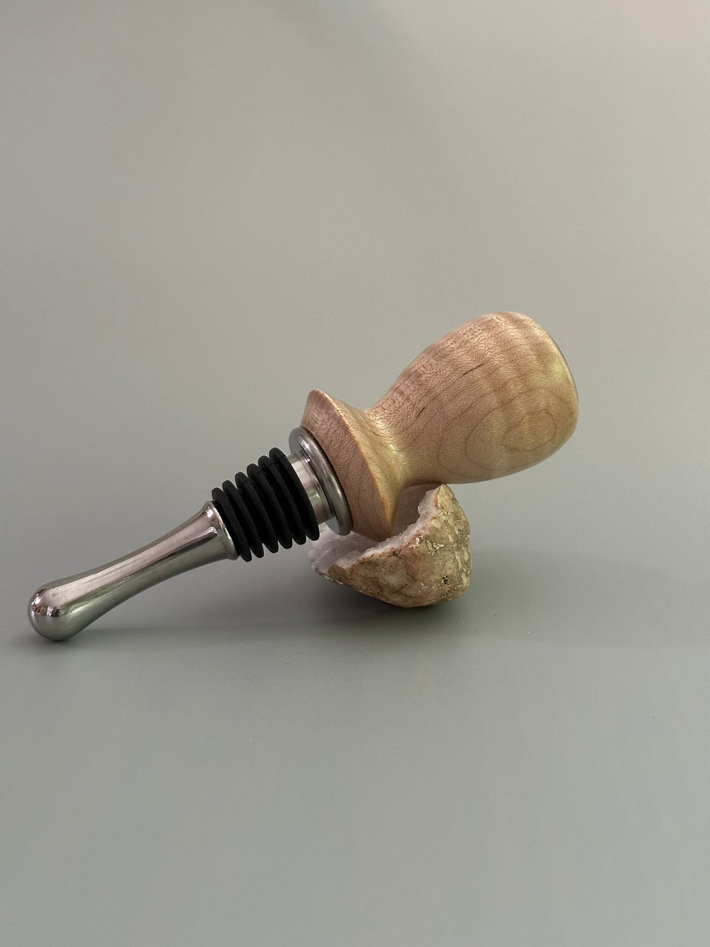 Elegant Curly Maple Wine Stopper with Black Cabochon – Handcrafted Bottle Topper for Wine & Spirits